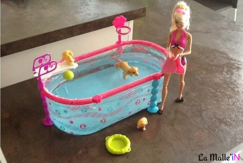 Barbie avec sa piscine